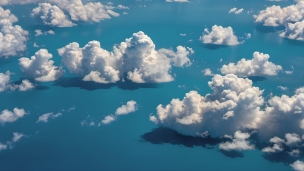 上から見た白い雲と水色の空のパソコン用の壁紙