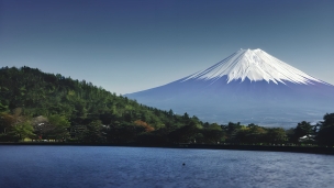 晴れた日の富士山と湖 / 絶景のパソコン用の壁紙