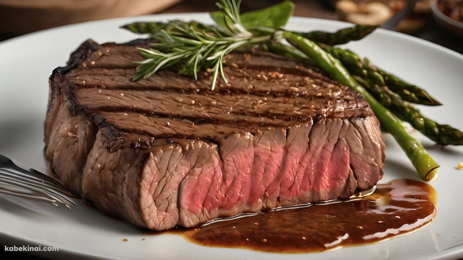 美味しそうな赤みがかった肉厚のステーキとアスパラの壁紙(1536px x 864px) 高画質 パソコン用