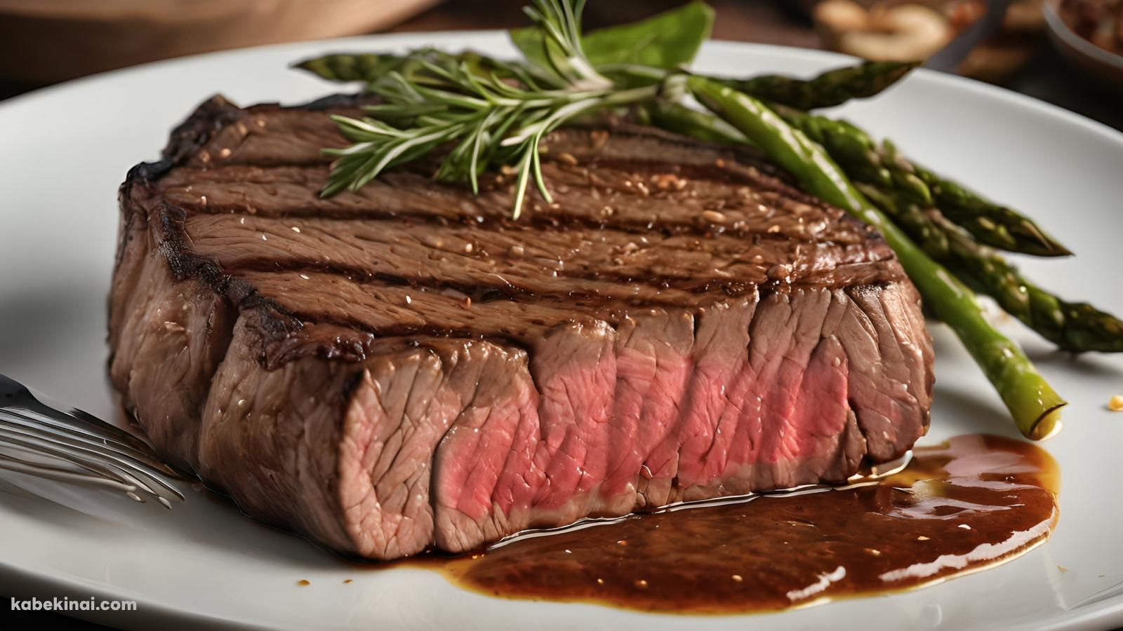 美味しそうな赤みがかった肉厚のステーキとアスパラの壁紙(1600px x 900px) 高画質 パソコン用