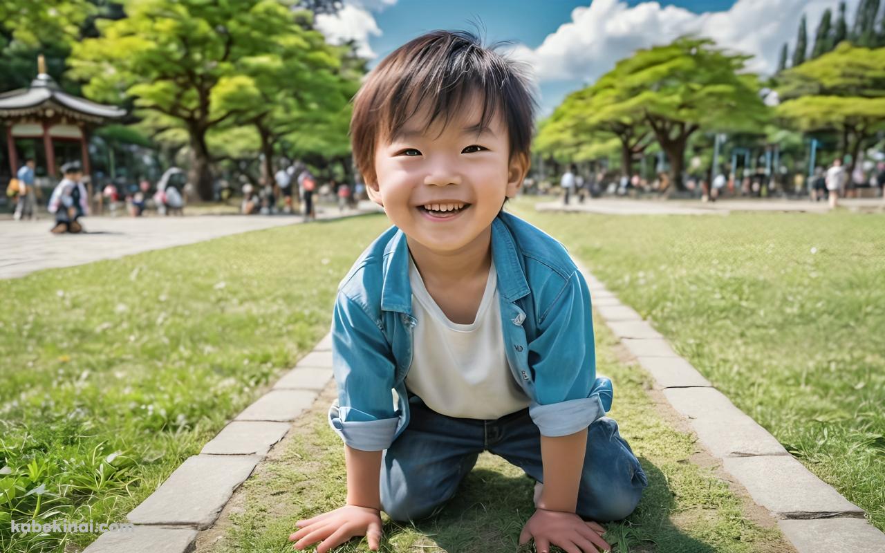 賑わう緑の公園で這いつくばる笑顔の男の子の壁紙(1280px x 800px) 高画質 パソコン用