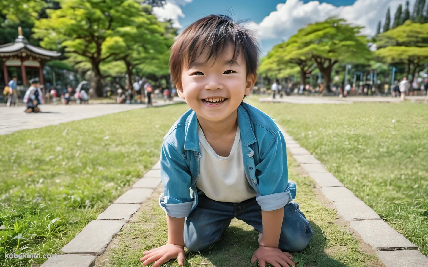 賑わう緑の公園で這いつくばる笑顔の男の子の壁紙(1440px x 900px) 高画質 パソコン用