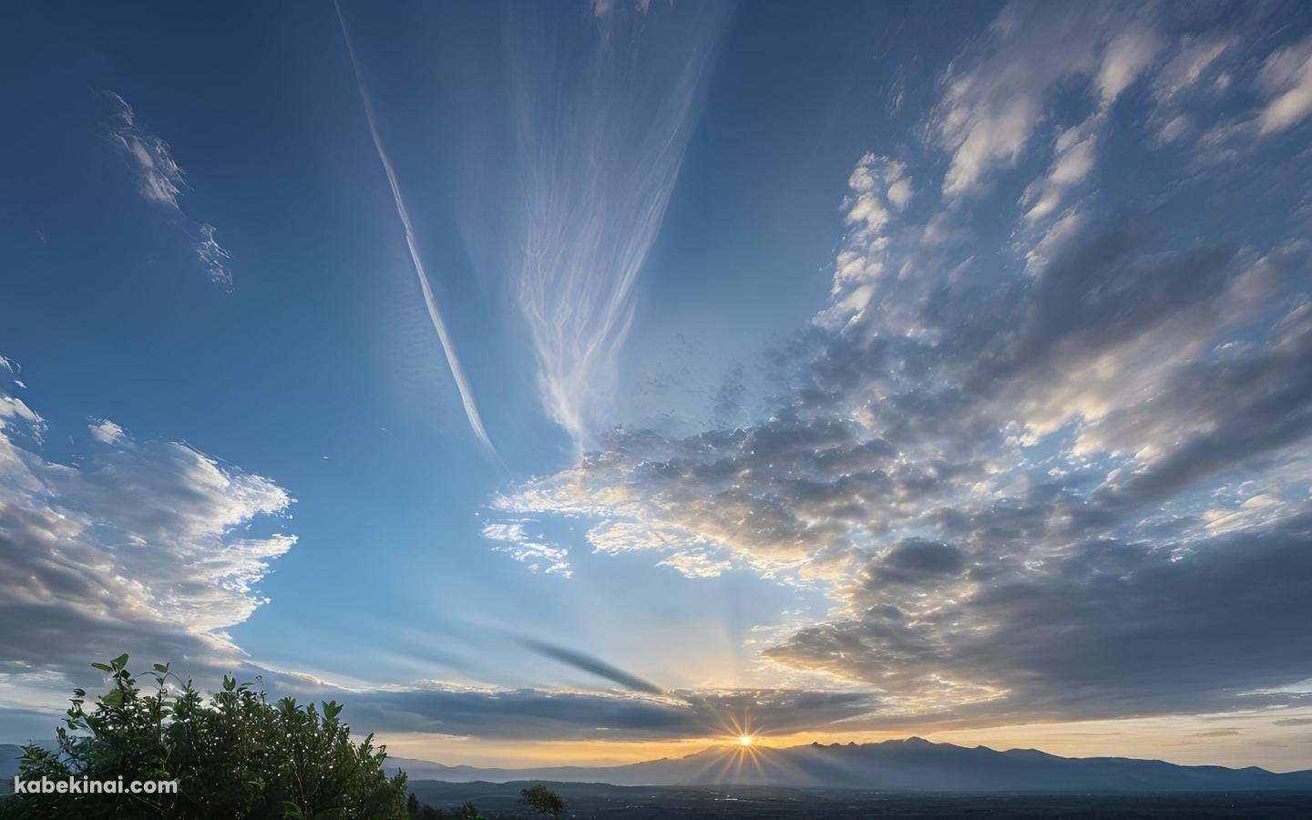 夕陽と綺麗な雲と山の壁紙(1440px x 900px) 高画質 パソコン用