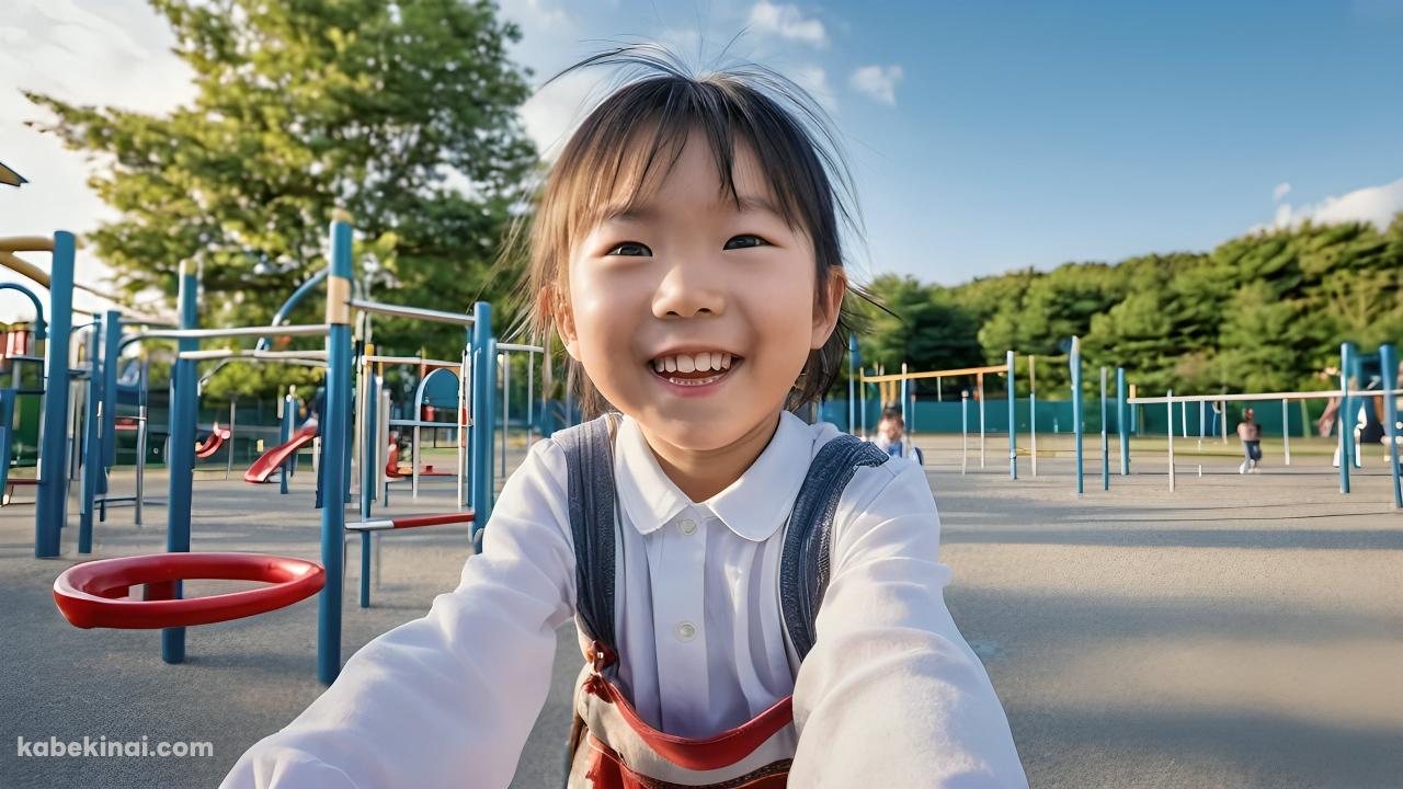 公園の遊具と白い服を着た笑う女の子の壁紙(1280px x 720px) 高画質 パソコン用