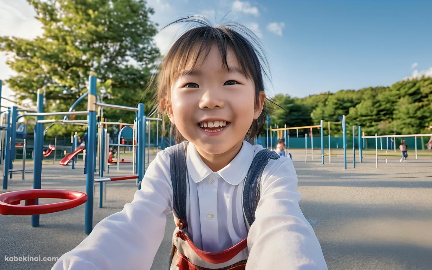 公園の遊具と白い服を着た笑う女の子の壁紙(1440px x 900px) 高画質 パソコン用