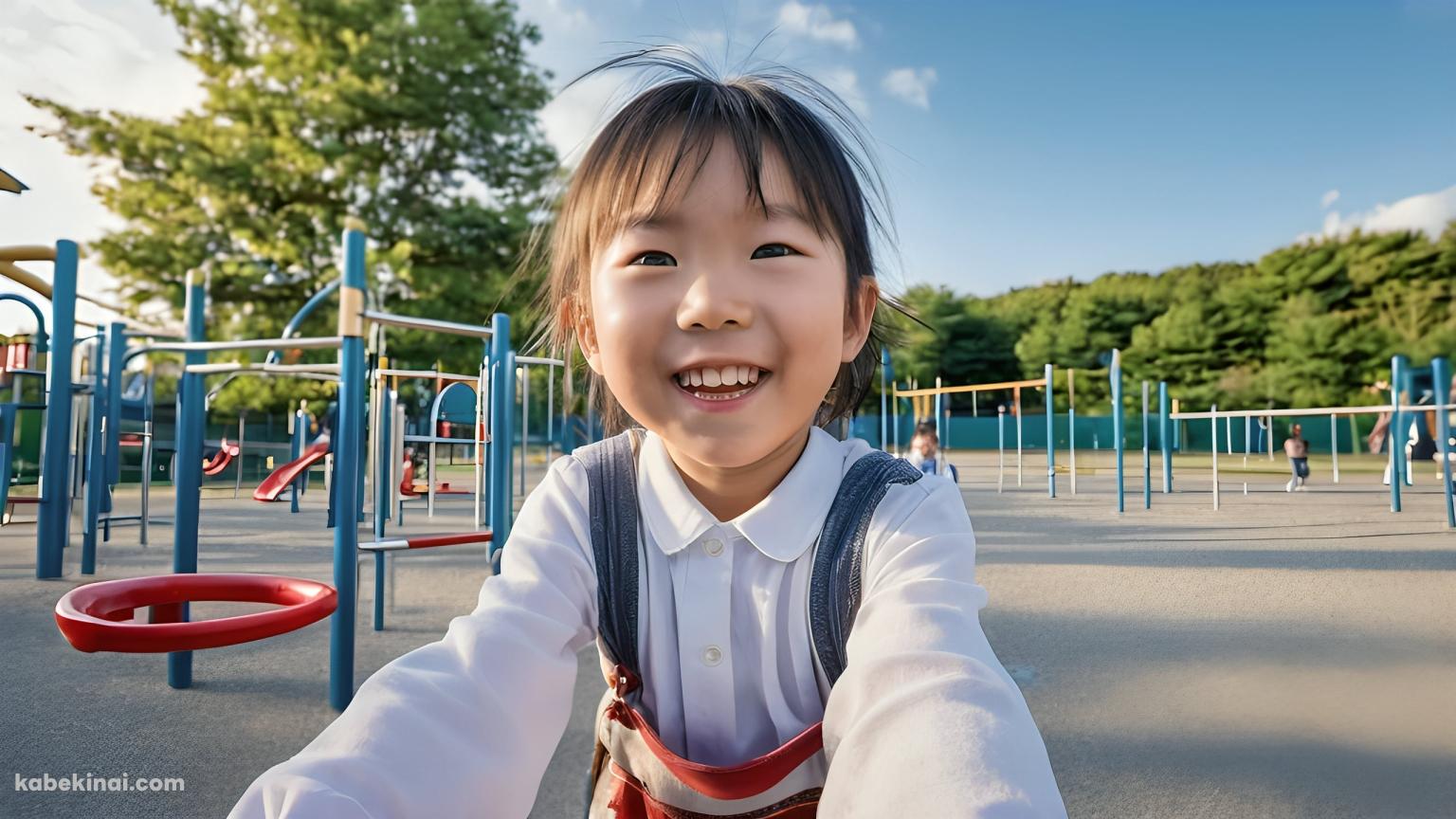 公園の遊具と白い服を着た笑う女の子の壁紙(1536px x 864px) 高画質 パソコン用