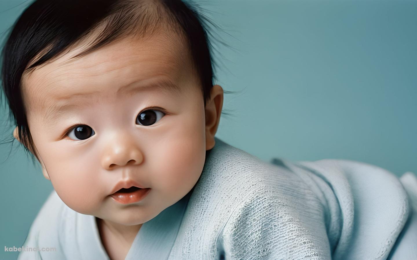 薄い水色のベビー服を着た可愛い男の子の赤ちゃんの壁紙(1440px x 900px) 高画質 パソコン用