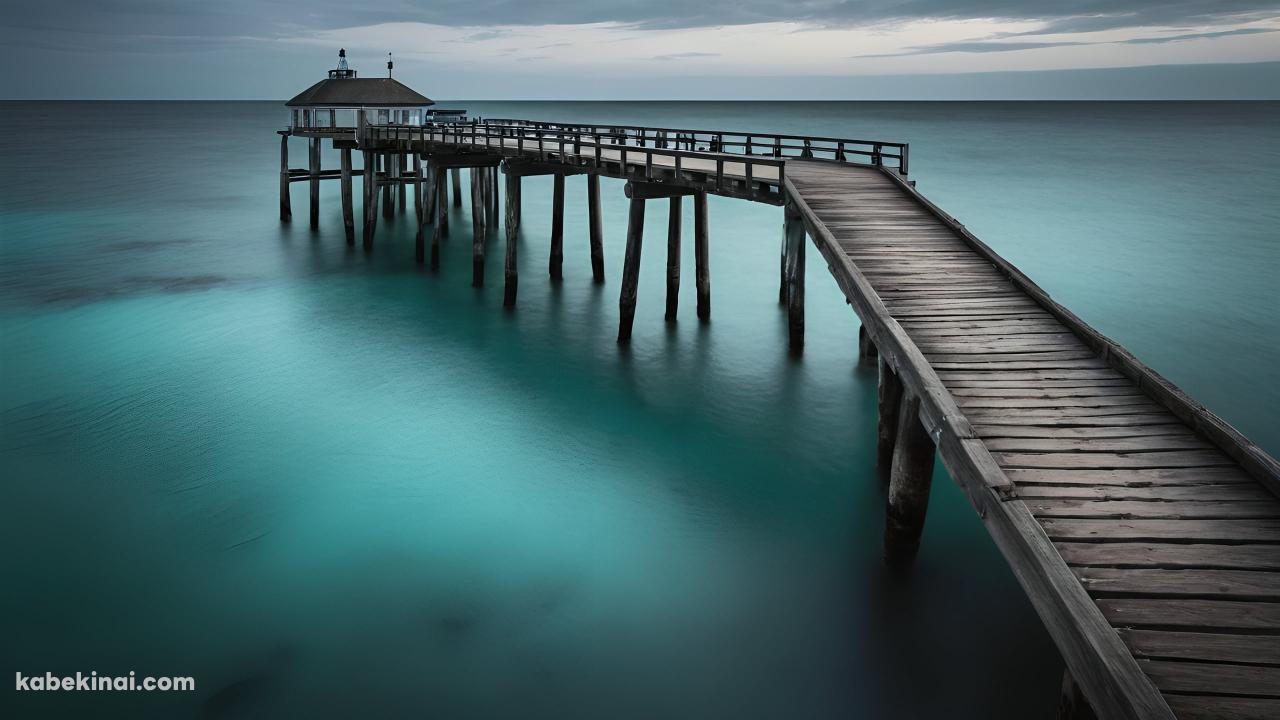 淡い水色の海と木の桟橋の壁紙(1280px x 720px) 高画質 パソコン用