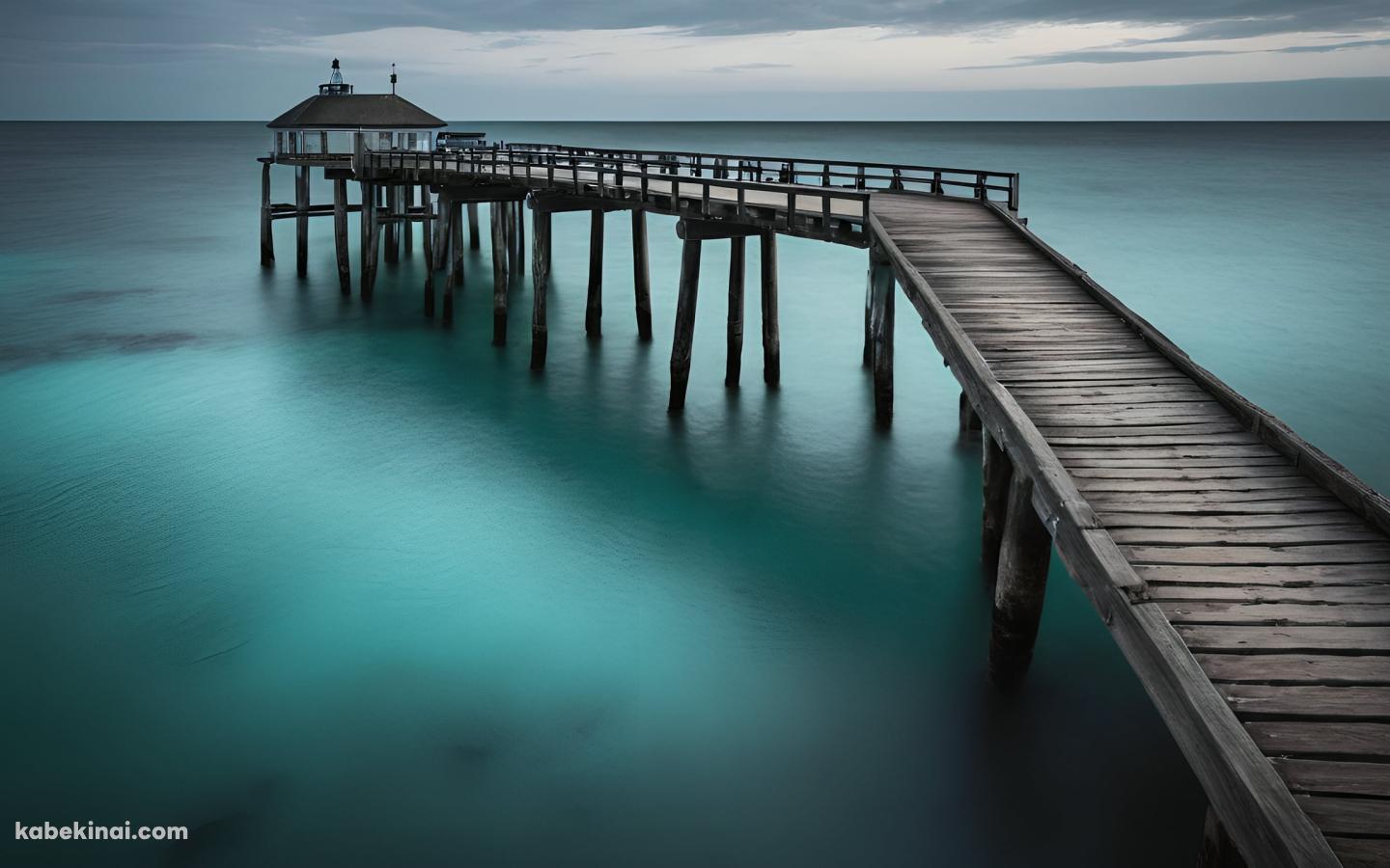 淡い水色の海と木の桟橋の壁紙(1440px x 900px) 高画質 パソコン用