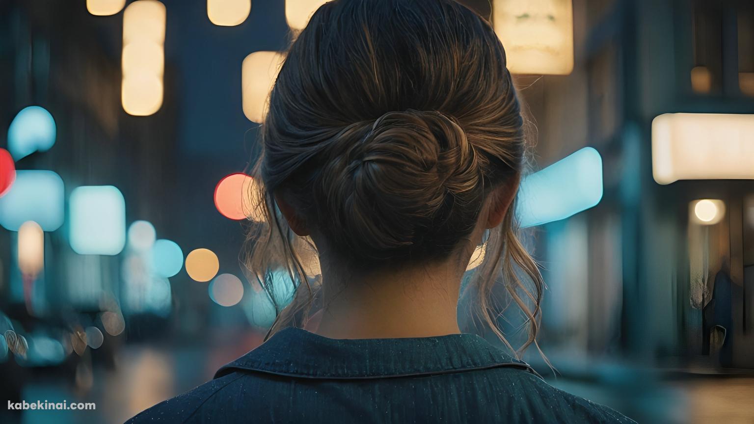 お団子ヘアーの女性 / 青い服 / 後ろ姿 / 街の壁紙(1536px x 864px) 高画質 パソコン用