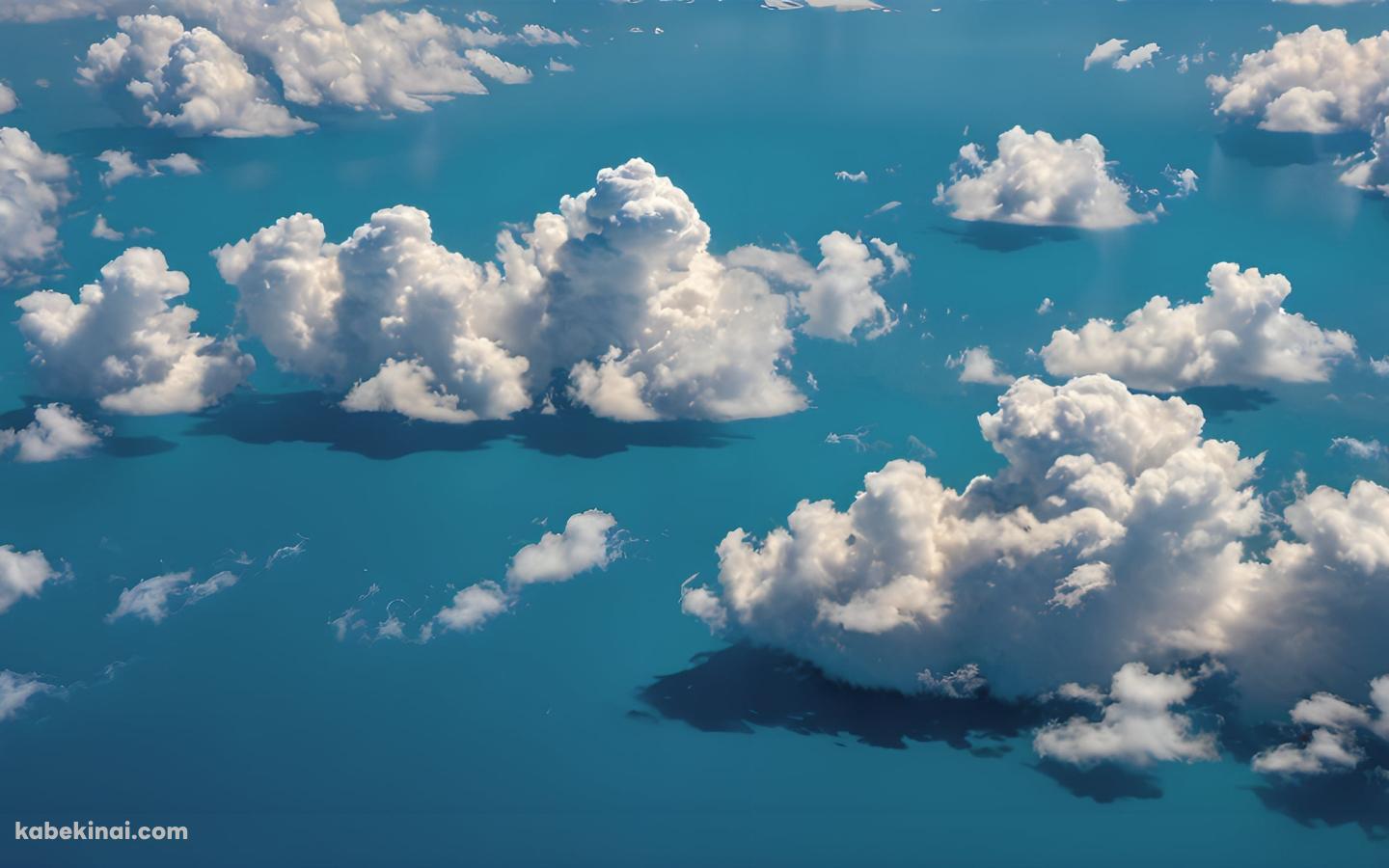 上から見た白い雲と水色の空の壁紙(1440px x 900px) 高画質 パソコン用