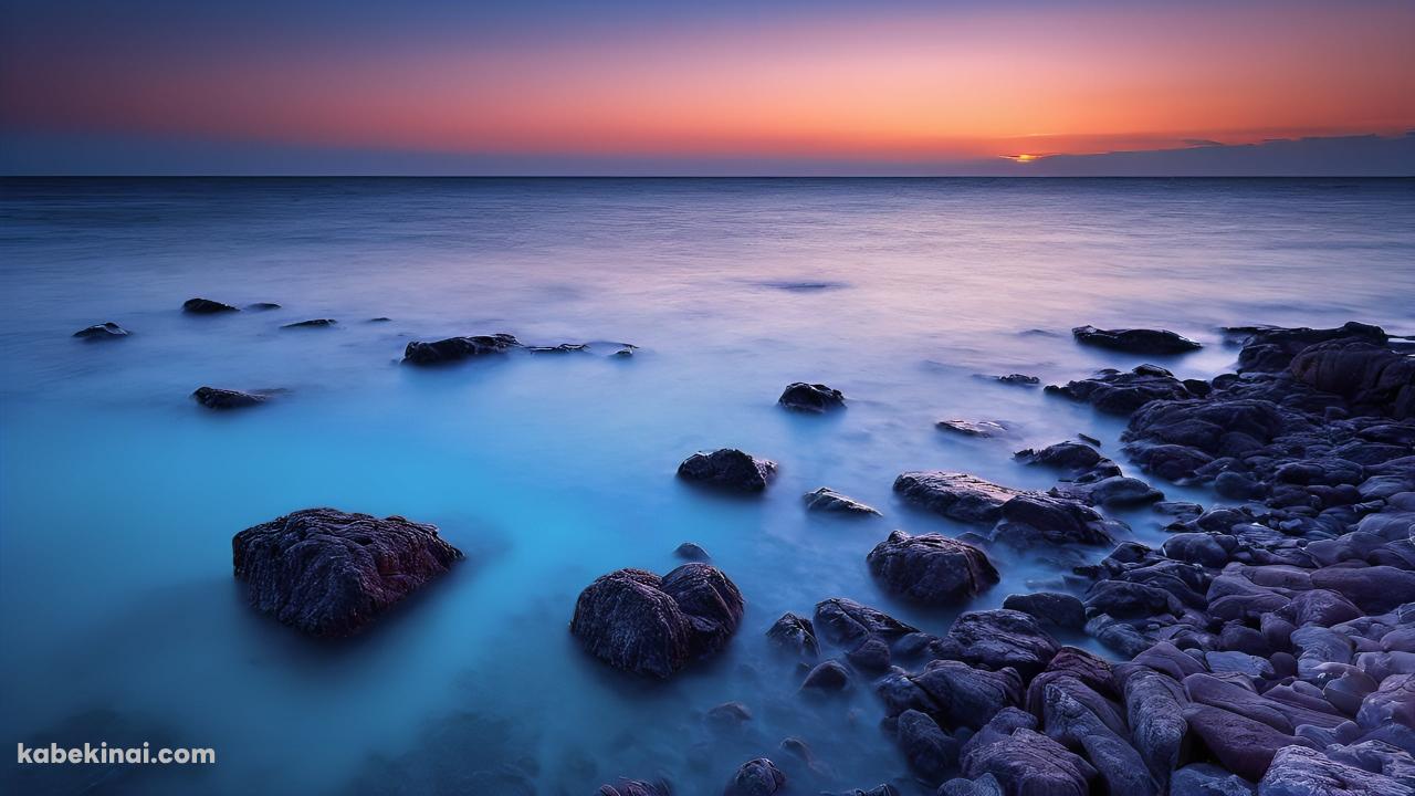 ゴツゴツした岩が沢山ある海の浅瀬 / 綺麗 / 凪の壁紙(1280px x 720px) 高画質 パソコン用